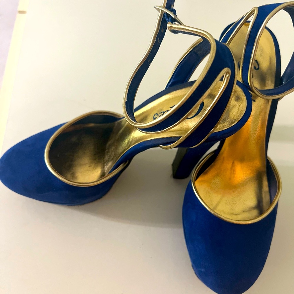 cobalt blue strap heels with gold detail. blue dress heels. 7- 7.5